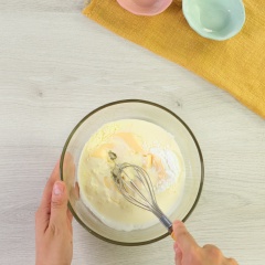 Làm nhân tan chảy: Cho 10gr sữa bột, 20gr đường bột, 50gr kem tươi, 1 miếng phô mai lát vào tô rồi trộn đều, thêm 3 trái trứng muối (đã hấp chín) tán nhuyễn vào. Bỏ lò vi sóng quay khoảng 45 giây, trộn đều lần nữa rồi lọc hỗn hợp qua rây cho mịn, sau đó đổ vào khuôn cho vào ngăn đá khoảng 2 tiếng.