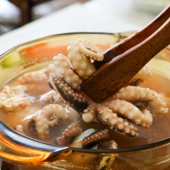 Cho vào nồi nước sôi 500gr bạch tuộc baby và 10gr gừng để khử mùi tanh. Luộc chín bạch tuộc trong 10 phút rồi tiến hành cắt nhỏ bạch tuộc.