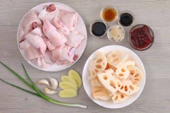 Đun sôi nồi nước, cho gừng thái lát, chân giò cắt nhỏ vào luộc khoảng 5 phút, vớt ra để ráo nước. Đun nóng dầu ăn, cho tỏi băm, gừng và chao vào đảo. Thêm chân giò, 1 thìa xì dầu và rượu vào đảo đều.