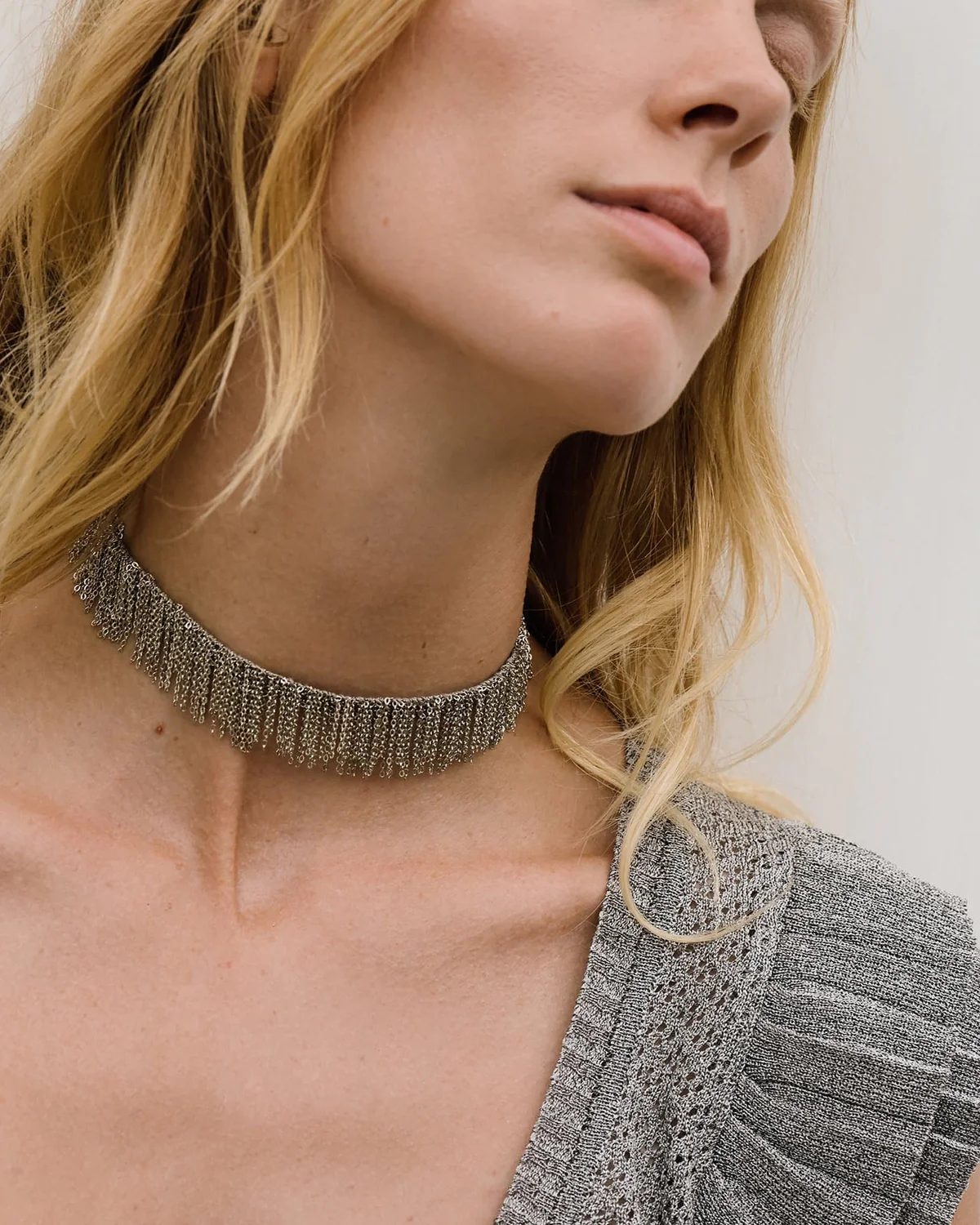 Чокер-браслет серебрянного цвета с бахромой