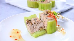 Cho bí ra đĩa, rưới nước sốt lên trên. Có thể dùng kèm với cơm. Sườn chín đều, thấm vị kết hợp giò sống dai dai, bí xanh thanh ngọt kèm với sốt sánh sệt hấp dẫn. Còn chờ gì mà không thực hiện món ăn đẹp mắt và tuyệt vời này cho cả gia đình.