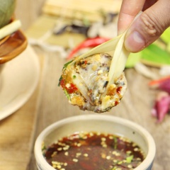 Ốc bươu nhồi thịt ăn khi còn nóng là ngon nhất và kèm thêm rau thơm, rau răm, chuối chát và khế cắt lát. Từng miếng thịt ốc thơm lừng mùi sả chanh, chấm nước mắm gừng thấm đẫm đậm vị thật hấp dẫn và khó cưỡng. Trong những ngày cuối tuần trời mưa thì không nên bỏ qua món ngon đầy hấp dẫn này cho ông xã nhậu cùng bạn bè, hay đơn giản là thêm món ăn vặt xế chiều cho cả gia đình nhé!