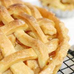 Bánh táo nướng - Apple pie là một trong những món bánh cơ bản mà bất cứ bạn nào thích làm bánh đều muốn thử một lần, cách làm bánh táo đơn giản nhưng mùi vị và hương thơm bánh mang lại rất hấp dẫn thơm ngon. Đặc biệt, bạn có thể thay đổi nhiều loại nhân mặn ngọt khác nhau như thơm, đào, xúc xích,...theo sở thích nhé, cùng làm ngay những chiếc bánh xinh xắn cho bạn bè, gia đình mình thưởng thức thôi.