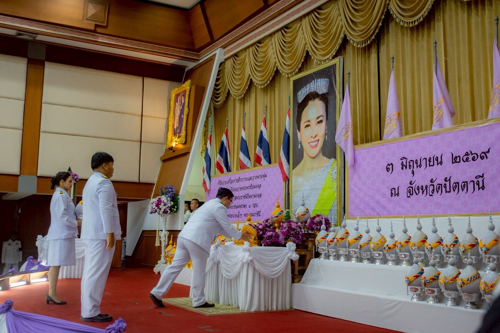 ศธจ.ปัตตานีร่วมพิธีถวายเครื่องราชสักการะวางพานพุ่ม และพิธีจุดเทียนถวายพระพรชัยมงคล