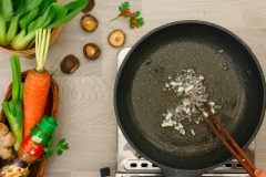 Đun nóng ít dầu ăn, phi thơm tỏi băm rồi cho cà rốt vào đảo đều cho dịu lại. Sau đó cho tiếp hành boa rô vào, thêm ít xốt gia vị thịt gà knorr, đảo đều, tắt bếp.