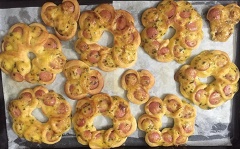 Quét hỗn hợp gồm sốt mayonnaise, hành lá và lòng đỏ trứng lên bánh. Để nghỉ 20 phút. Sau đó, cho bánh vào lò nướng ở nhiệt 200 độ, chế độ 2 lửa. Khi thấy mặt dưới vàng thì chuyển sang chế độ 1 lửa trên. Bánh chín, mặt trên vàng là được.