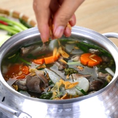 Cho tiếp 50gr hành tây thái múi câu, 20gr hành lá cắt khúc, 20gr cần tàu rồi tắt bếp. Khi ăn múc ra nồi lẩu rắc thêm hành tím phi vào.