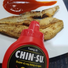Cho khô cá lóc nướng ra dĩa, thêm ít tương ớt CHIN-SU ra chén, chấm chấm và hít hà cùng tương ớt cay thơm thôi nào!