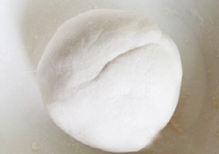 Trong 1 tô khác, cho 100gr bột nếp, 1/2 chén nước ấm vào, trộn đều thành một hỗn hợp mềm, mịn.