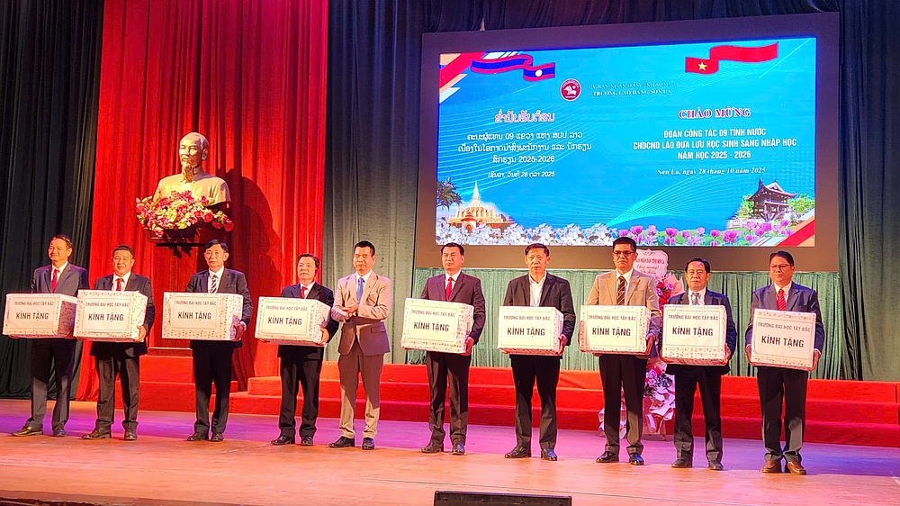 Trường Đại học Tây Bắc đón tiếp, làm việc với đoàn công tác các tỉnh nước CHDCND Lào và lưu học sinh nhập học năm học 2025 - 2026