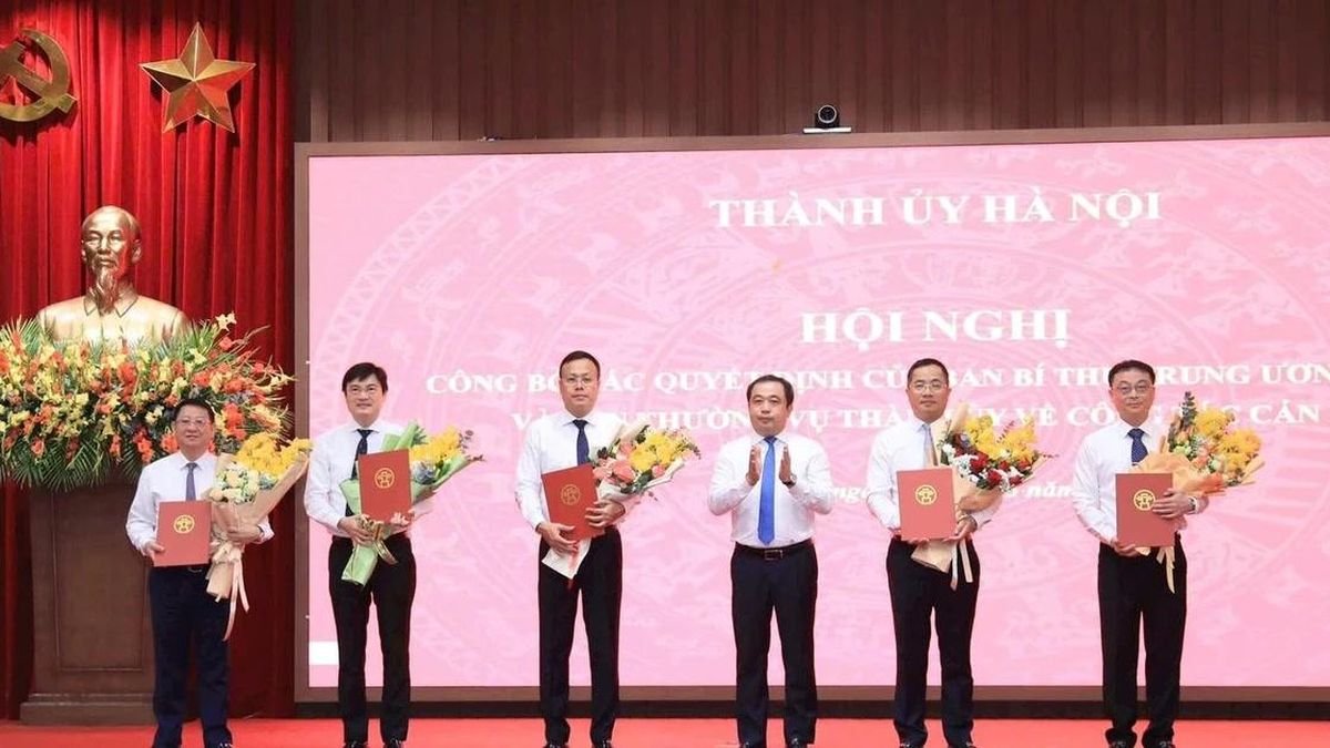 Hà Nội công bố nhiều quyết định về công tác cán bộ - Báo Tri thức &amp; Cuộc sống