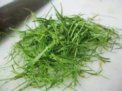 Trong khi chờ gà nguội, cắt sợi lá chanh. Chuẩn bị đồ chấm gà: muối, tiêu, ớt cắt lát và vài miếng chanh. Ngay trước khi ăn mới vắt chanh nhé!