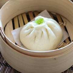 Hãy để chúng nguội một chút và ăn nóng như bữa ăn sáng, bữa ăn nhẹ hoặc món khai vị. Hoặc sau khi hấp, bạn có thể để nguội và cho vào ngăn đông tủ lạnh, khi muốn dùng, hấp lại khoảng 15 phút cho bánh nóng là được.