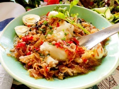 Cho nhân vào bát bánh đúc, rắc thêm chút hành phi, chan nước mắm chua ngọt vào trước khi ăn. Bánh đúc thịt với cách làm đơn giản. Bánh đúc hấp chín ăn cùng với hỗn hợp thịt băm xào cùng nấm mèo, trứng, ngon tuyệt. Rảnh rỗi triển thử món này cho bữa sáng cả nhà để đổi vị nhé!