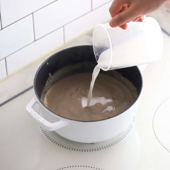 Cho nấm trở lại 1 nồi sạch, thêm 200ml nước dùng gà vào đun sôi 10 phút. Dùng máy xay sinh tố cầm tay xay nhuyễn hỗn hợp. Sau đó thêm vào 200ml sữa tươi không đường, 100ml kem sữa tươi, đun sôi trở lại, nêm ít muối cho vừa miệng rồi tắt bếp.