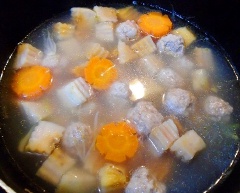 Canh sôi, hạ bớt lửa, hớt bọt bỏ đi, thả từng viên thịt viên vào đun khoảng 4-5 phút tới khi thịt viên chín, nổi lên. Đun thêm khoảng 1-2 phút nữa. Thêm hành hoa, ngò rí, tắt bếp.