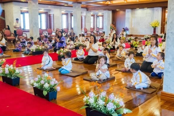 ภาพประกอบ ข่าวเกี่ยวกับนักเรียนตอนนี้มาแรง….เทศบาลตำบลบ่อหลวง โดยการนำของนายกเทศมนตรีประนอม  หล้าจู  ได้นำนักเรียนอนุบาล 9 โรงเรียน ในเขตตำบลบ่อหลวง มาทำกิจกรรมที่วัดบ้านขุน พระภิกษุ และพี่เ