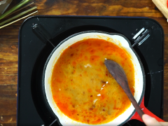 Pha sốt Tomyum: Cho 100ml nước lên chảo nóng cùng 2 muỗng canh đường nâu, 2 muỗng canh nước mắm, 2 muỗng canh nước cốt chanh, 2 muỗng canh ớt sa tế, 2 muỗng canh sữa đặc, đun đến khi hỗn hợp sôi rồi cho thêm 10gr ớt vào khuấy đều.