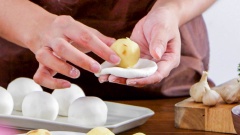 Nhồi bột cho đến khi dẻo, mịn mặt là được. Chia thành khối bằng cỡ viên nhân, ấn dẹt cho nhân vào giữa gói kín, phần nhân và bột không bị hở thì khi nấu viên trôi nước không bị bể. Nấu một nồi nước sôi, thả từng viên chè vào đến khi viên trôi nước nổi lên mặt là được, vớt ra nồi ngâm nước lạnh.