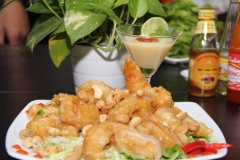 Để trang trí đẹp hơn, bạn có thể cho sốt vào 1 cái ly thủy tinh hoặc chén riêng bên ngoài. Chấm kèm với sốt mật ong hòa cùng tương ớt sẽ ngon hơn.