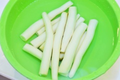 Tùy sở thích các bạn chọn mì kè (dẻo) hoặc khoai mì nở (bột). Khoai bột sẽ thấm nước cốt dừa hơn nhưng dễ nát trong lúc nấu. Mình chọn khoai dẻo. Khoai mua về lột vỏ, ngâm nước khoảng 4-6 tiếng, thỉnh thoảng thay nước. Sau đó cắt khoai mì thành khúc vừa ăn.