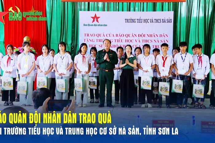 Báo Quân đội nhân dân trao quà tại Trường Tiểu học và Trung học cơ sở Nà Sản, tỉnh Sơn La - Báo Quân Đội Nhân Dân