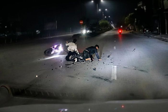 Xe máy lao tốc độ cao, trượt dài trên đường sau cú húc đuôi ô tô - Báo Xây Dựng