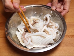 Mực rửa sạch, thái miếng vừa ăn. Chần qua nước sôi rồi để ráo, cho ra bát. Thêm 1g tiêu, 7.5g bột bắp và 1g muối vào trộn đều mực. Tôm cắt râu và chân, rửa sạch, thêm 0.5g tiêu, 7.5g bột bắp và 0.5 muối vào trộn đều.