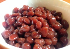 Cho 1/2 muỗng canh bột gạo, 1.5 muỗng canh bột năng, 3 muỗng cà phê bột cacao vào 1 cái tô lớn. Đổ từ từ nước vào, khuấy đều (không đổ nhiều quá bột sẽ loãng). Nhào bột đến khi cục bột dẻo, mịn. Vo bột thành viên tròn nhỏ bằng đầu ngón tay. Đun sôi một nồi nước, khi nước sôi thì thả các viên trân châu này vào. Bột nổi lên thì vớt ra chén, để nguội. Muốn trân châu ngọt thì đun chút đường tan chảy áo vào trân châu (ăn đến đâu luộc đến đó. Luộc không hết bỏ ngăn đá bảo quản, tránh tình trạng luộc xong bỏ ngăn mát bị cứng.