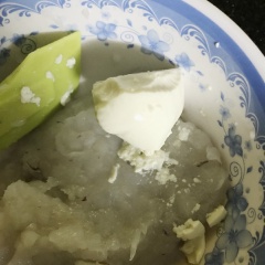 Thêm đậu hũ non, bột mì, rượu trắng, mirin, gia vị nêm nếm gồm muối và tiêu vào trộn bằng tay cho thật đều. Thêm rau củ, ở đây mình dùng cà rốt bào vụn và bắp Mỹ, trộn đều với phần mực.