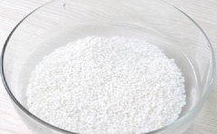 Gạo nếp vo sạch, ngâm trong nước khoảng 6 giờ hoặc qua đêm. Sau đó vớt gạo nếp ra, để ráo.