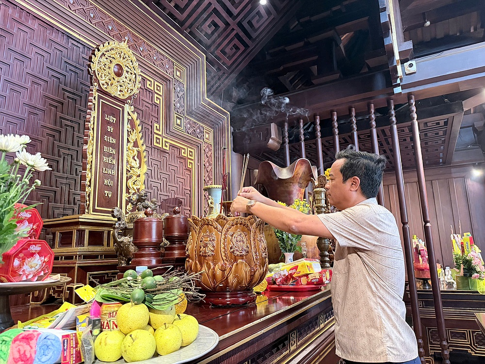 Trường Đại học Tây Bắc dâng hương tưởng niệm các anh hùng Liệt sĩ tại tỉnh Điện Biên
