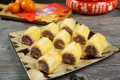 Bánh khoai môn cuộn là món bánh với vị ngọt nhẹ và thơm ngon. Bánh có lớp vỏ ngoài giòn giòn pha chút thơm ngậy của vụn dừa kết hợp với lớp khoai mềm mượt bên trong ăn rất ngon miệng. Món bánh thích hợp để ăn sáng hay dùng cho các bữa ăn nhẹ.
