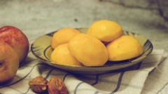 Gọt sạch vỏ, chẻ đào làm đôi và bỏ hạt. Cắt đào thành hạt lựu, ướp cùng 200 gram đường trắng, để khoảng 15 - 20 phút cho đường tan bớt.