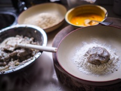 Bắc 1 chảo dầu lên bếp, đun nóng. Lăn chả tôm qua lần lượt Tô 1, Tô 2, Tô 3. Thả chả vào chảo dầu để chiên chín vàng các mặt. Vớt chả ra để ráo dầu. Thay vì chiên, bạn cũng có thể đem nướng. Nếu nướng, bạn xếp chả cá lên khay nướng, rưới dầu olive rồi nướng trong 10 phút ở 180C/350F.