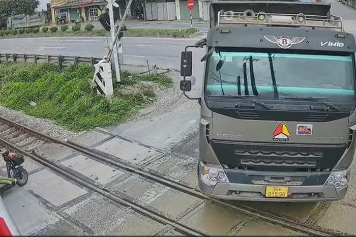 Thót tim cảnh xe tải tông gác chắn, cố vượt qua đường sắt ngay trước 'mũi' tàu hỏa - Báo Người Lao Động