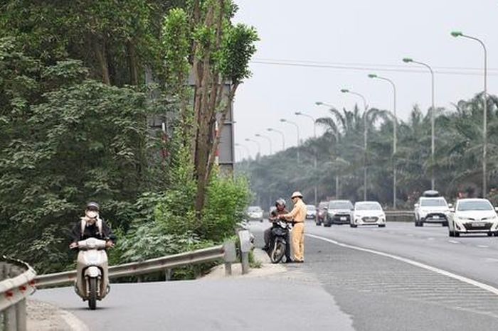 Xe máy 'tranh đường' với ô tô trên đại lộ Thăng Long bị phạt nặng, trừ điểm GPLX - Báo Sức Khỏe &amp; Đời Sống