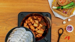 Khi hành tỏi đã được phi thơm, bạn cho thêm 20gr tôm khô đã ngâm mềm và băm nhuyễn vào nồi rồi tiếp tục đảo đều tay. Sau đó, cho phần thịt nạc vai đã ướp vào nồi, xào đến khi thịt săn lại, tiếp tục cho thêm 200gr tôm tươi CP Fresh và 10gr ớt sừng cắt lát vào, đảo đều 3 phút.