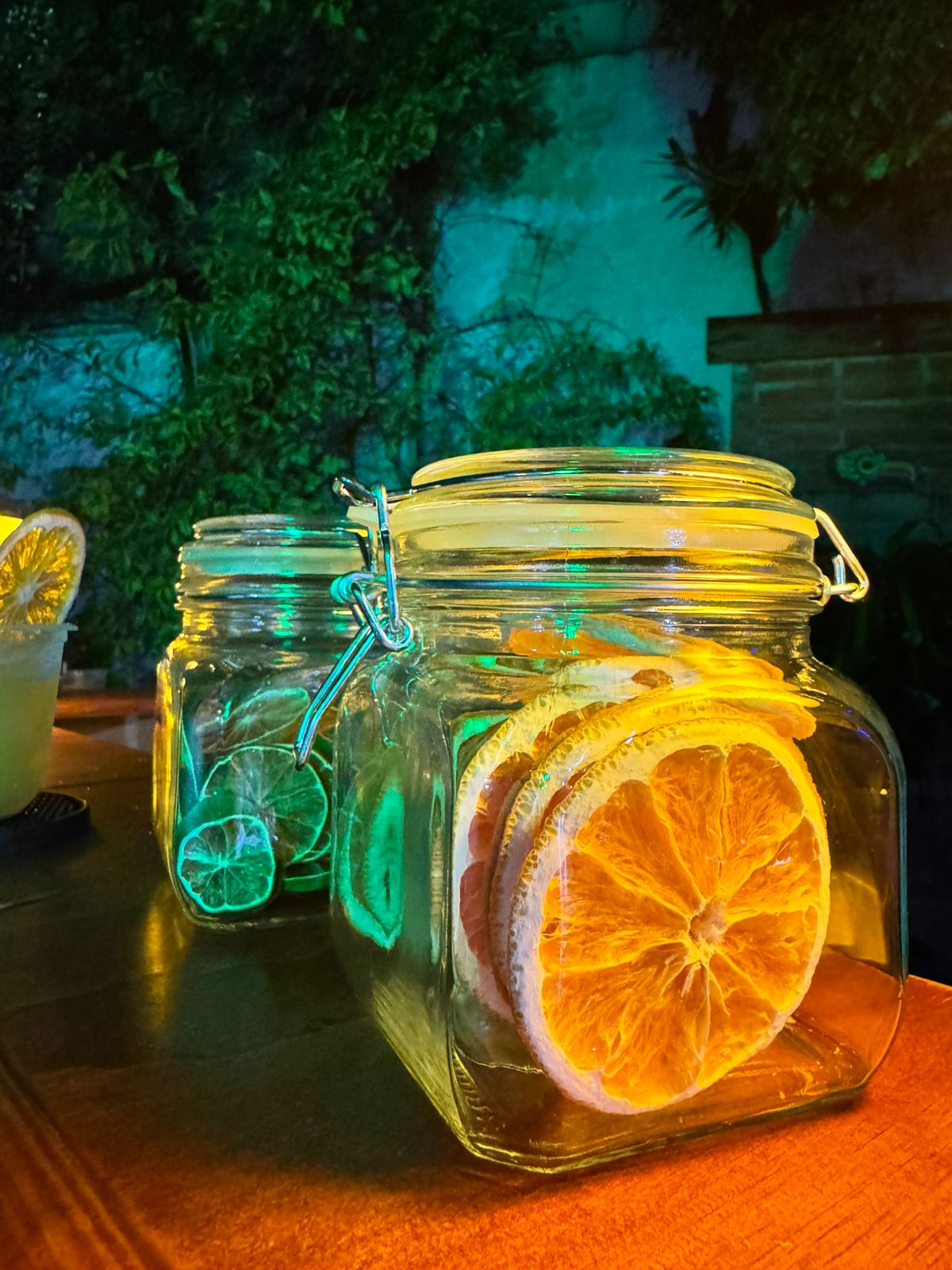 Insumos de cítricos secos deshidratados en vitrinas