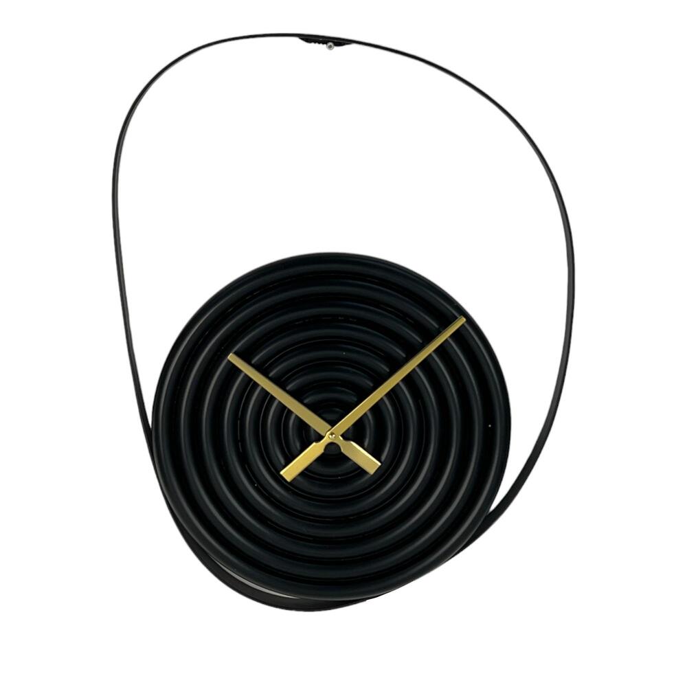 Reloj decorativo de pared Concepts™ asimétrico, color negro