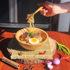 Sau khi bò mềm, cho nước dùng và bò vào tô mì đã chuẩn bị sẵn, thêm trứng và hành rồi thưởng thức. Mì bò hầm cay nóng hổi và rất tuyệt khi được thưởng thức vào những buổi sáng tiết trời lành lạnh.