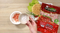 Để làm muối ớt cho lần lượt các nguyên liệu: 5gr muối hột, 10gr đường, 10gr tôm khô (ngâm mềm) và 5gr ớt hiểm vào cối giã nhuyễn.