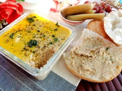 Khi ăn đun chảy 20g bơ rót lên trên mặt pate cá hồi. Món này có thể ăn cùng với bánh mì rất ngon.
