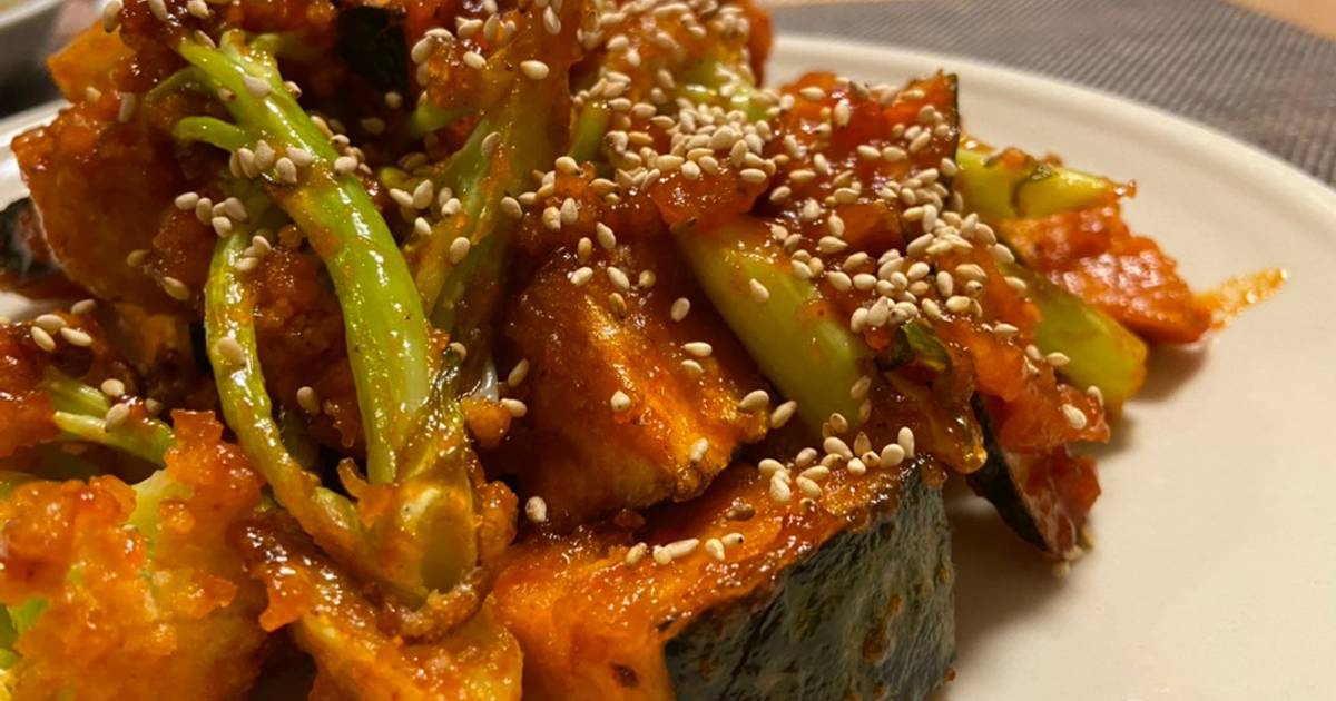 Súp lơ và bí đỏ nướng sốt gochujang (Baked cauliflower and pumpkin with gochujang sauce)