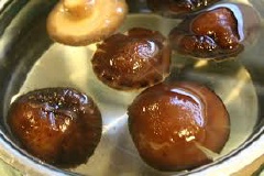Cà rốt gọt vỏ, nấm đông cô ngâm nước khoảng 1 tiếng, cắt bỏ chân nấm, hành tây bóc vỏ.