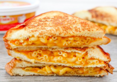 Nướng bánh trên chảo cho đến khi bánh đạt độ giòn vừa ý là được. Nếu sợ ngấy, có thể dùng kèm với sốt cà chua hoặc tương ớt nữa nhé!