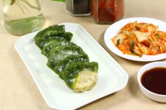Chỉ cần một chút tỉ mỉ các bạn đã có ngay những chiếc bánh xếp mandu Hàn Quốc xinh xắn và thơm ngon. Bánh xếp mandu Hàn Quốc thưởng thức khi bánh còn nóng hổi, chấm nước tương chua ngọt và kèm kim chi cay cay thật tuyệt. Cùng vào bếp trổ tài sự khéo léo của bạn với món bánh xếp mandu Hàn Quốc nhân tôm nấm hấp dẫn này cho những bữa ăn cuối tuần của gia đình nhé.