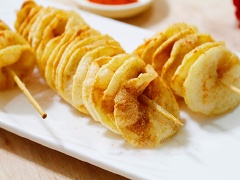 Phết bơ và rắc muối tiêu lên khoai khi còn nóng hoặc bạn có thể rắc muối ớt cũng ngon lắm nhé, thưởng thức ngay khi khoai còn nóng. Nếu món này dành cho trẻ nhỏ thì không nên rắc muối ớt.