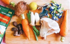 Sơ chế nhân há cảo chay: Rửa sạch khoai sọ luộc chín dằm nhuyễn. Nấm hương, nấm mèo ngâm nở cắt chân rửa sạch thái nhỏ băm nhuyễn. Cà rốt gọt vỏ rửa sạch nạo nhỏ, băm nhuyễn. Nấm đùi gà, nấm sò nâu rửa sạch trụng qua nước sôi cho nấm sò vào khăn vắt khô nước, thái nhuyễn nấm. Đậu cô ve tước xơ ,rửa sạch thái nhuyễn. Cho tất cả các nguyên liệu vào tô dùng nĩa trộn đều. Ướp hạt nêm chay Knorr và dầu ăn cho ngấm.