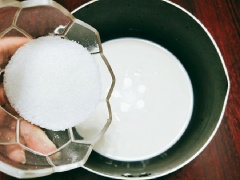 Cho sữa tươi, kem whipping, sữa đặc, đường vào nồi và khuấy đều cho hòa tan, bật bếp đun cho sữa nóng già là tắt bếp ( không nấu cho sữa sôi), cho gelatin đã ngâm nở vào rồi khuấy đều cho gelatin tan hết là được. Lấy màng bọc thực phẩm lót vào khuôn để khi lấy bánh ra được dễ dàng, lọc hỗn hợp sữa qua rây để sữa được mịn mượt hơn. Đợi cho sữa nguội bớt sau đó đổ hỗn hợp sữa vào khuôn chờ cho nguội hẳn thì đem cất tủ lạnh khoảng 2 tiếng.